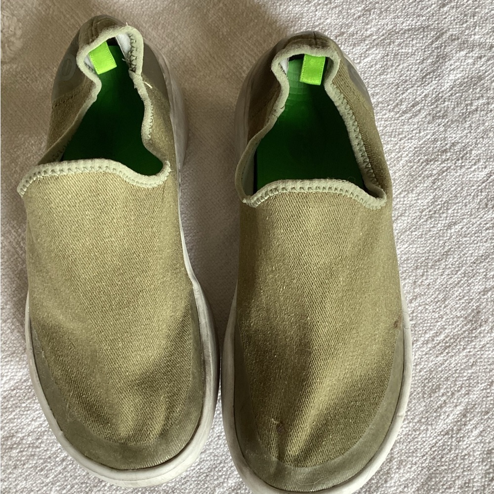 OOFOS recovery Olive Green Slip-On Sneakers (estimated size 7 1/2 - 8)
